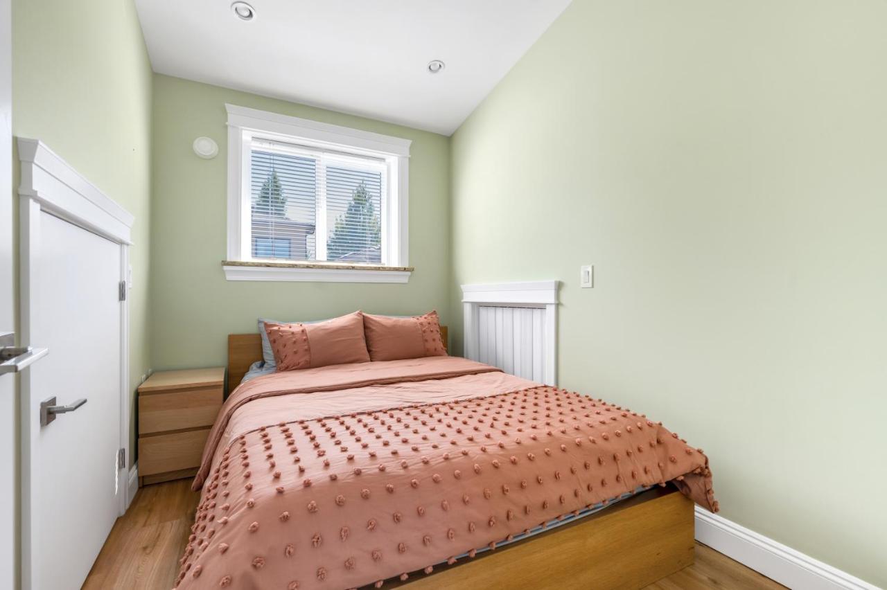 Three Bedrooms Brand New Laneway House Near Public Transit Villa