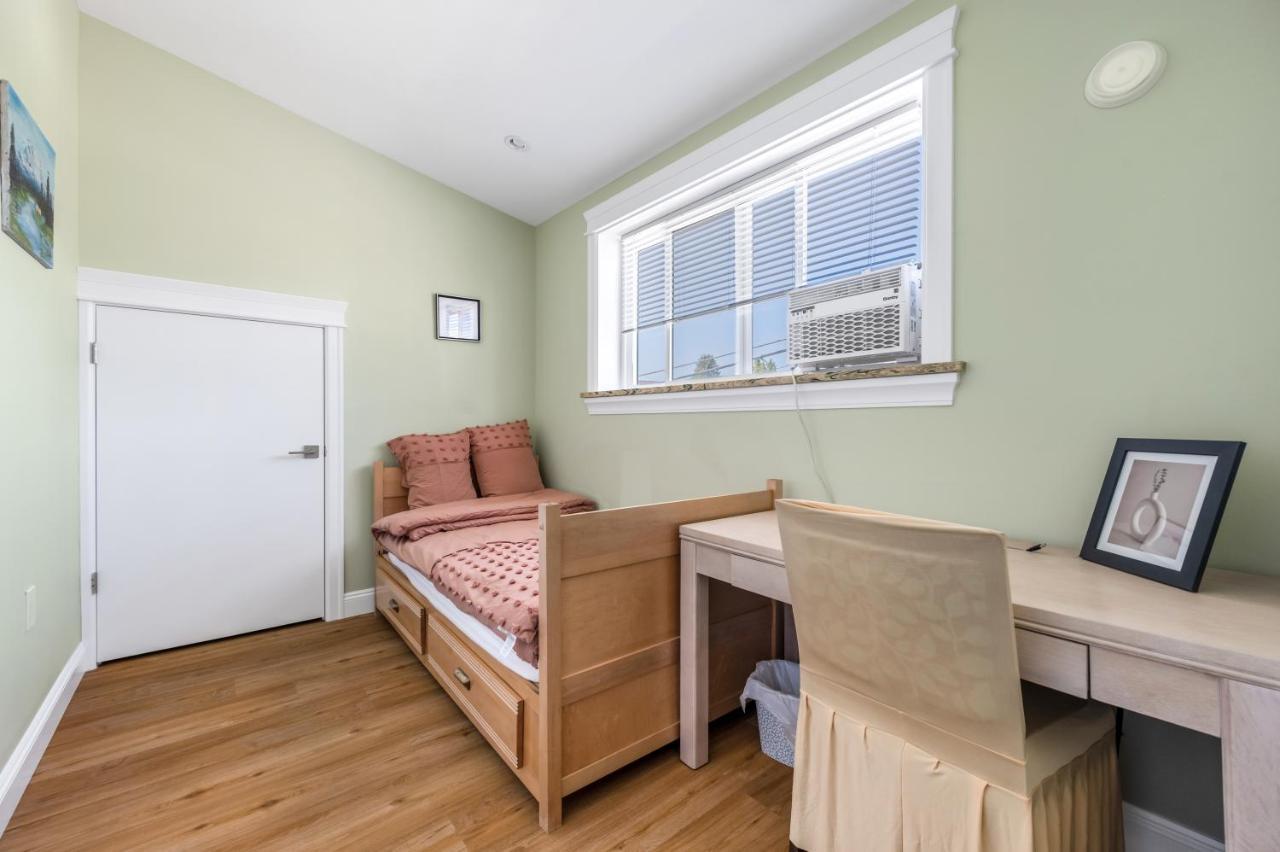 Villa Three Bedrooms Brand New Laneway House Near Public Transit *