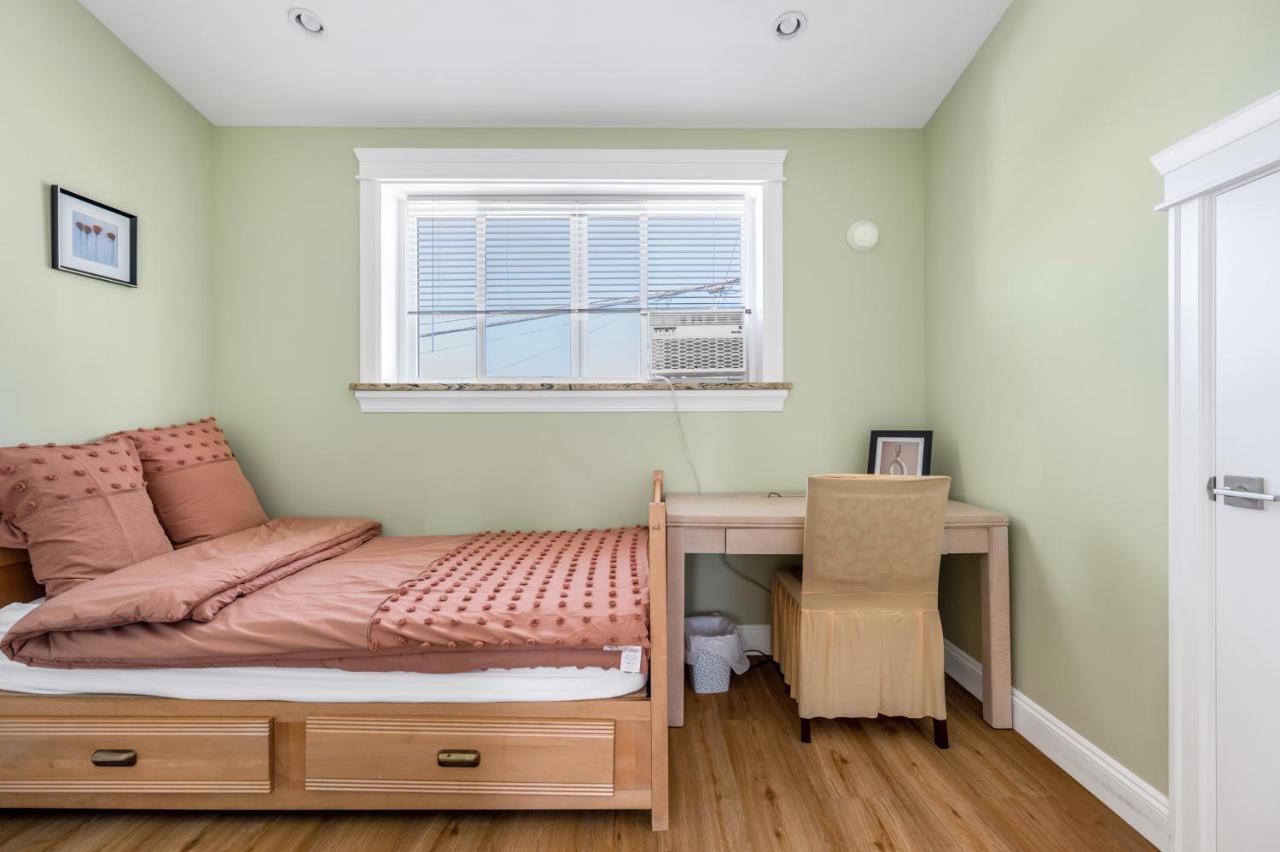 Three Bedrooms Brand New Laneway House Near Public Transit *