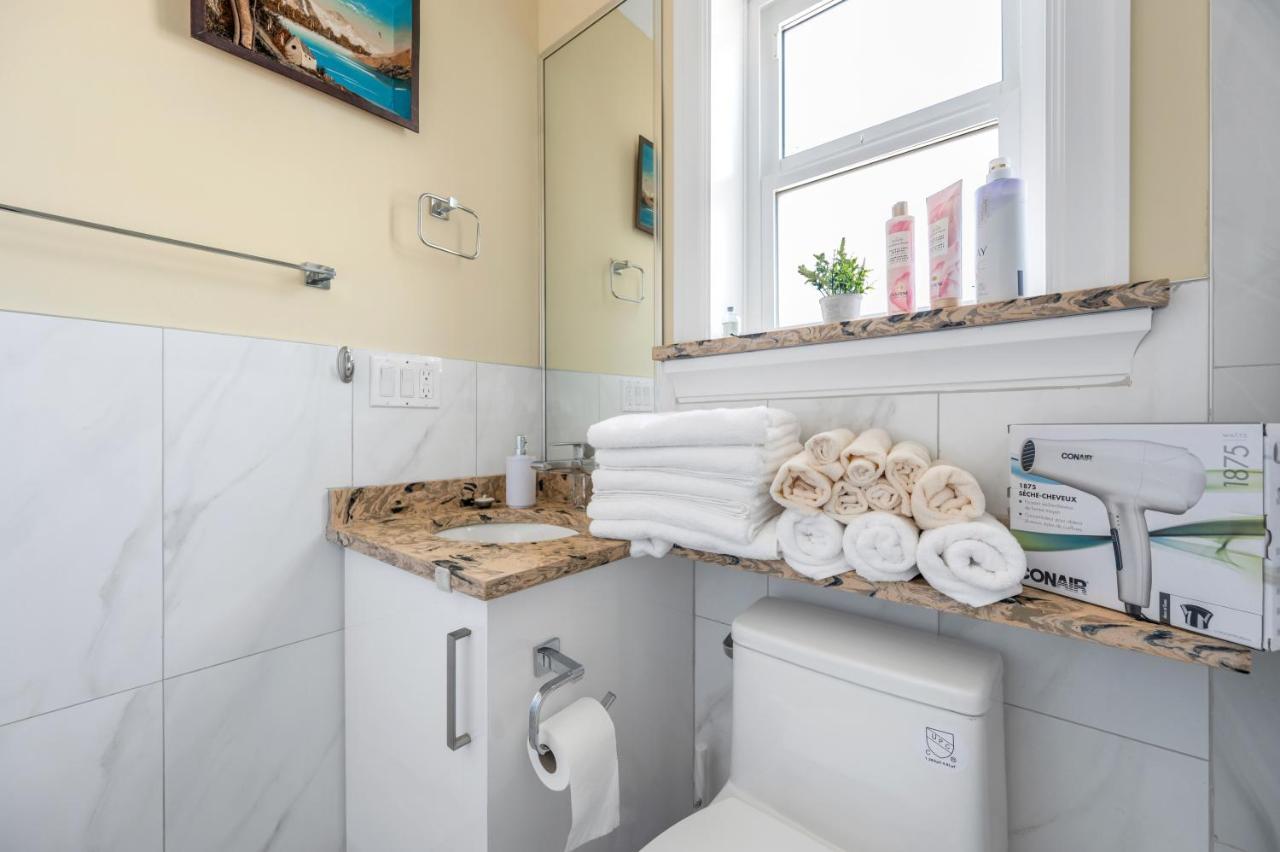 Three Bedrooms Brand New Laneway House Near Public Transit Villa