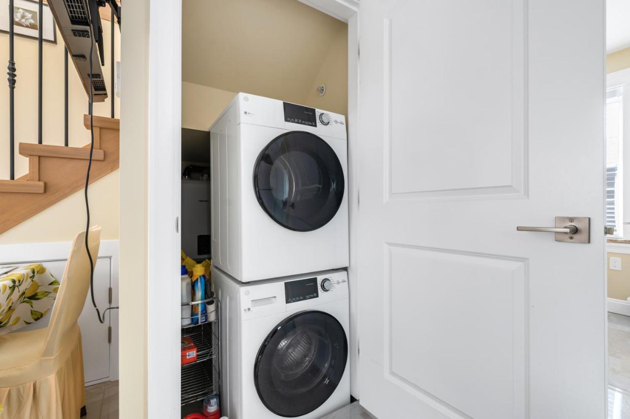 Villa Three Bedrooms Brand New Laneway House Near Public Transit