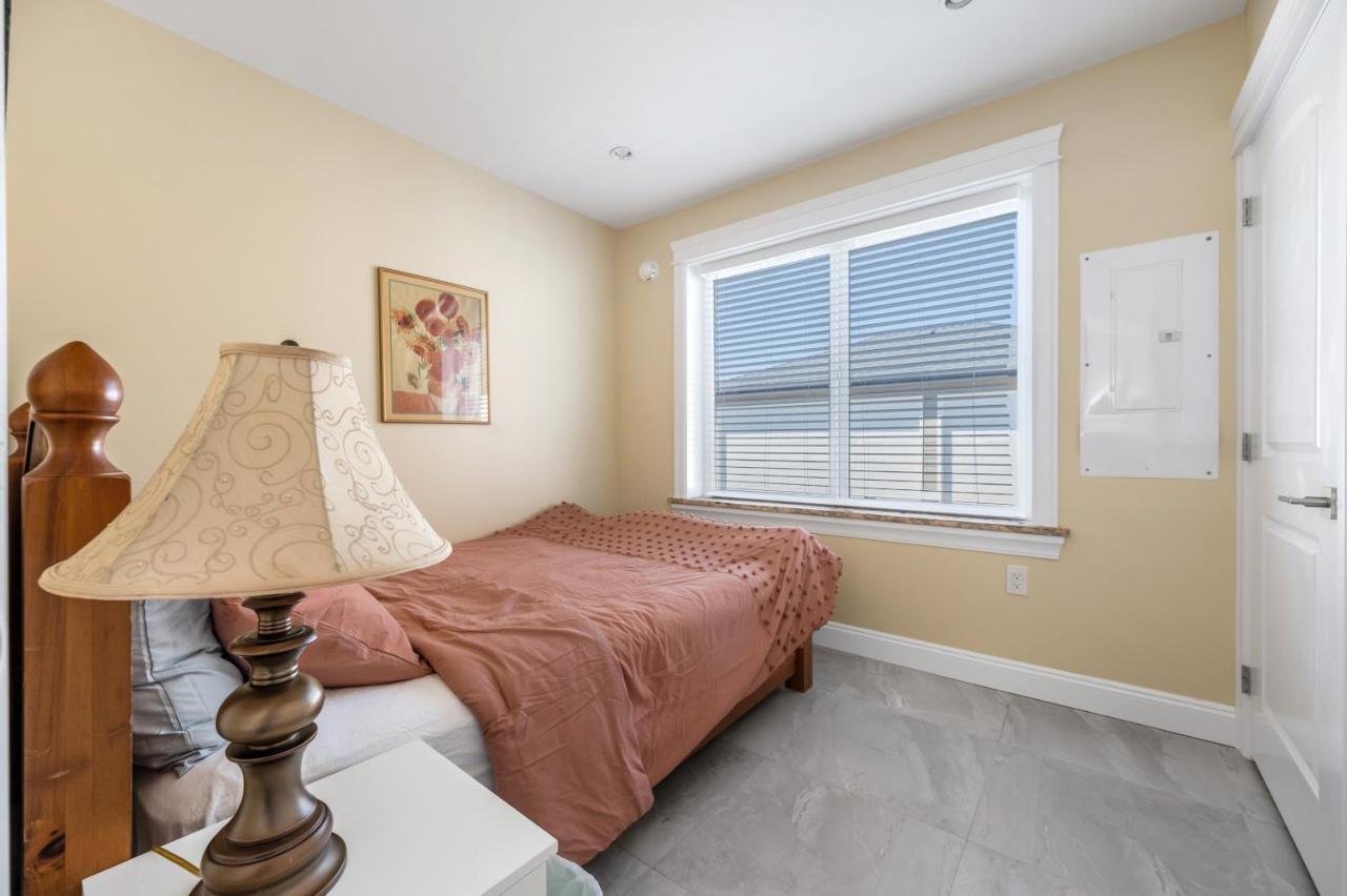 Three Bedrooms Brand New Laneway House Near Public Transit * Vancouver