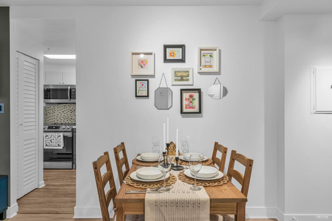 Apartment 1-br In Downtown Coal Harbour With Parking And Views