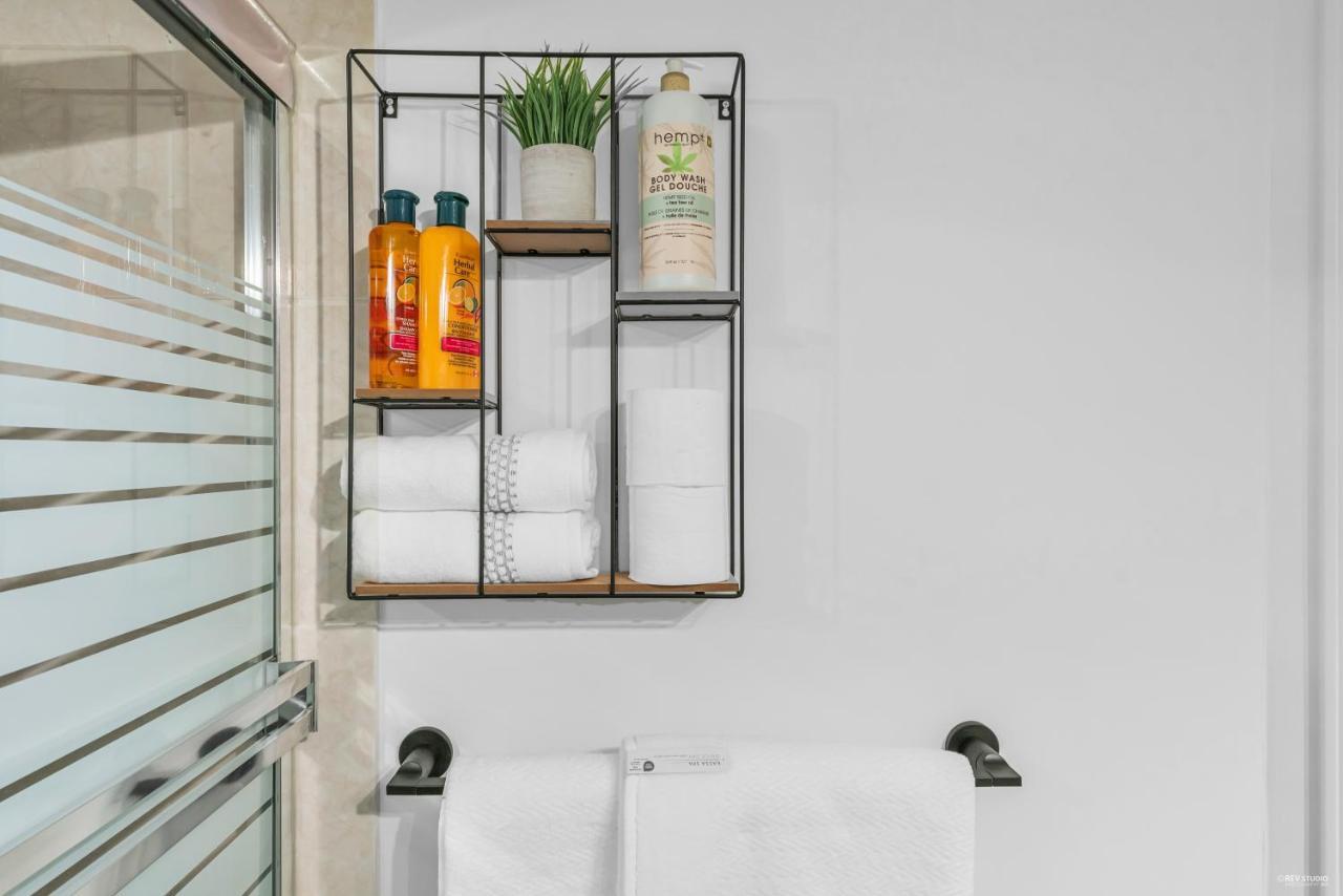 1-br In Downtown Coal Harbour With Parking And Views