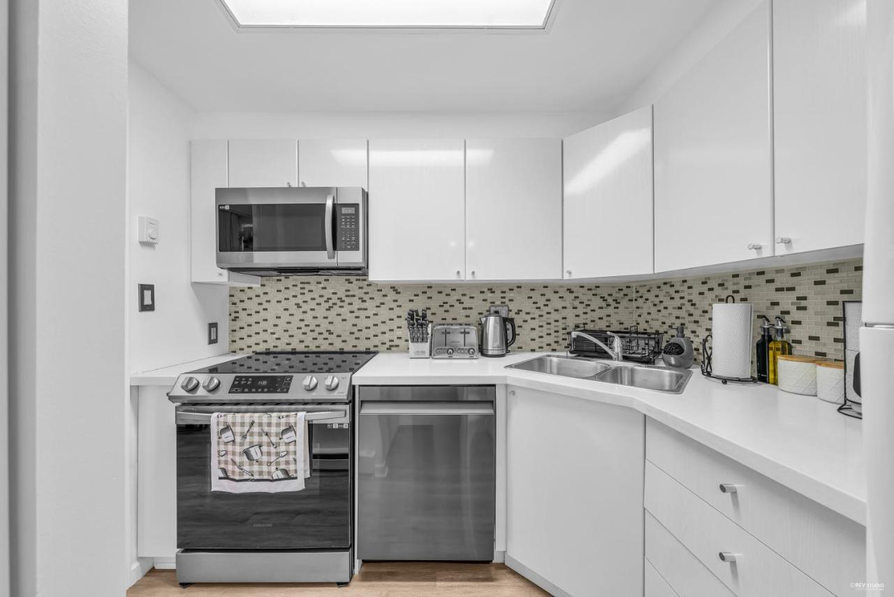 1-br In Downtown Coal Harbour With Parking And Views Apartment *