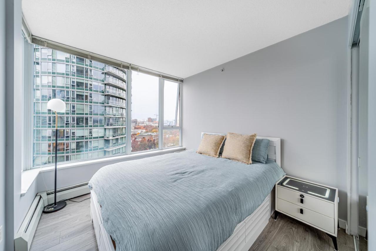 Amazing Views ! Leather Furniture ! Cozy Condo! * Vancouver