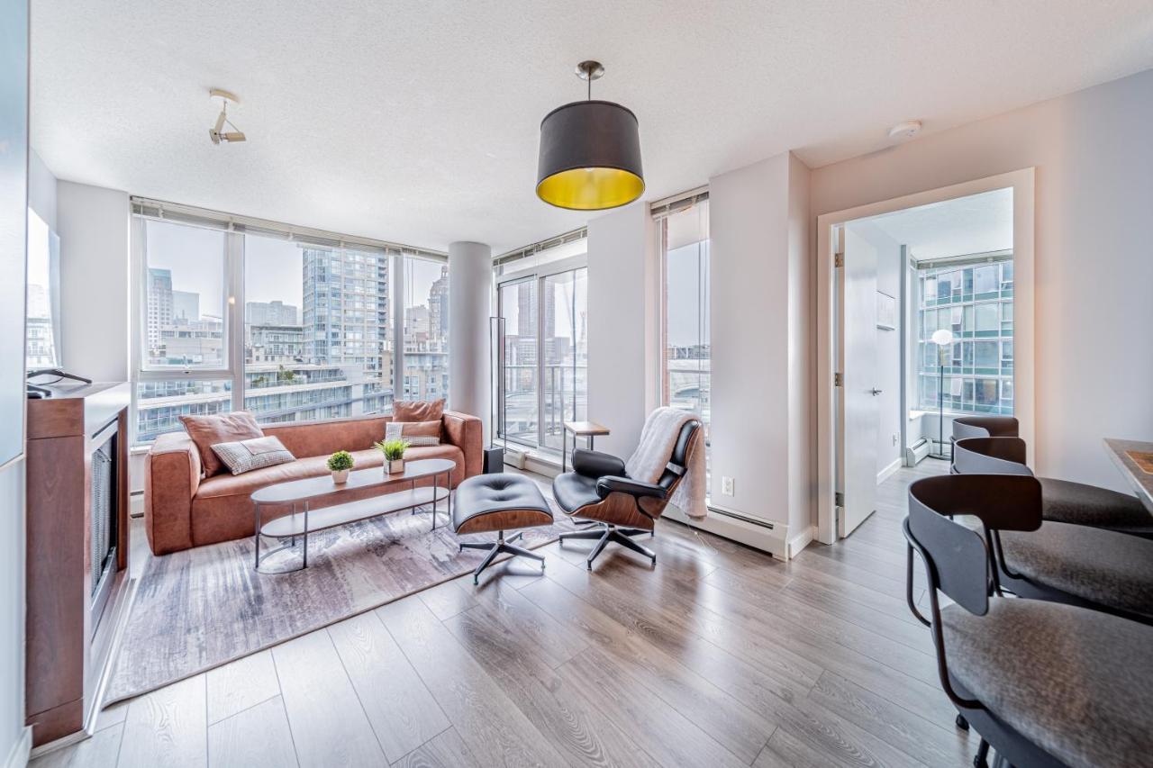 Amazing Views ! Leather Furniture ! Cozy Condo! Vancouver