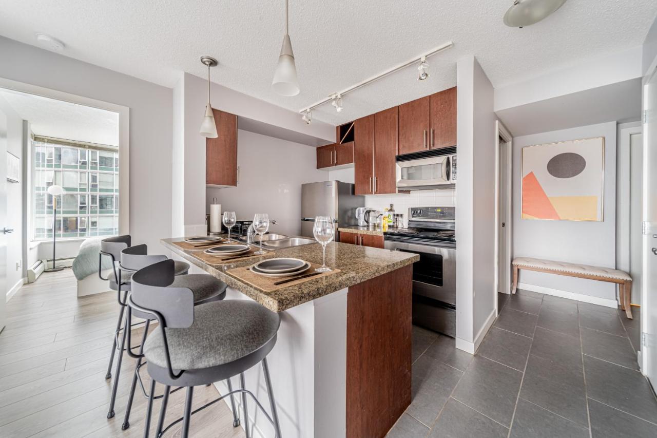 Amazing Views ! Leather Furniture ! Cozy Condo! * Vancouver
