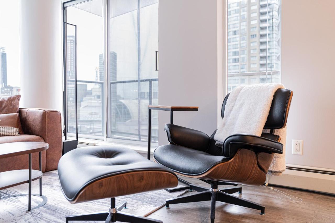 Amazing Views ! Leather Furniture ! Cozy Condo! Vancouver