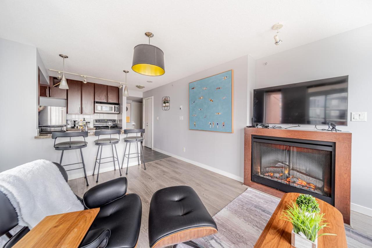 Amazing Views ! Leather Furniture ! Cozy Condo!