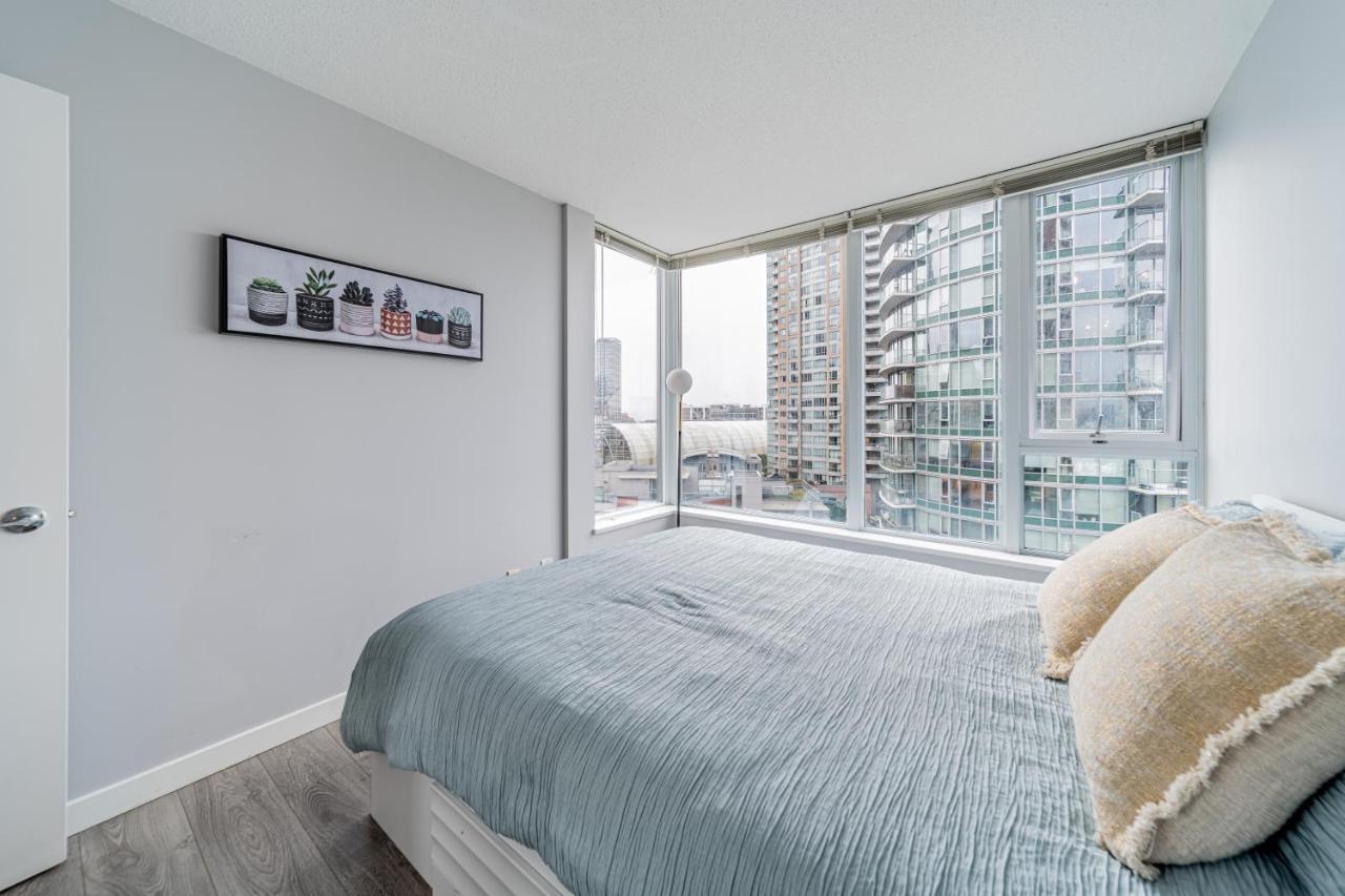 Amazing Views ! Leather Furniture ! Cozy Condo! Vancouver