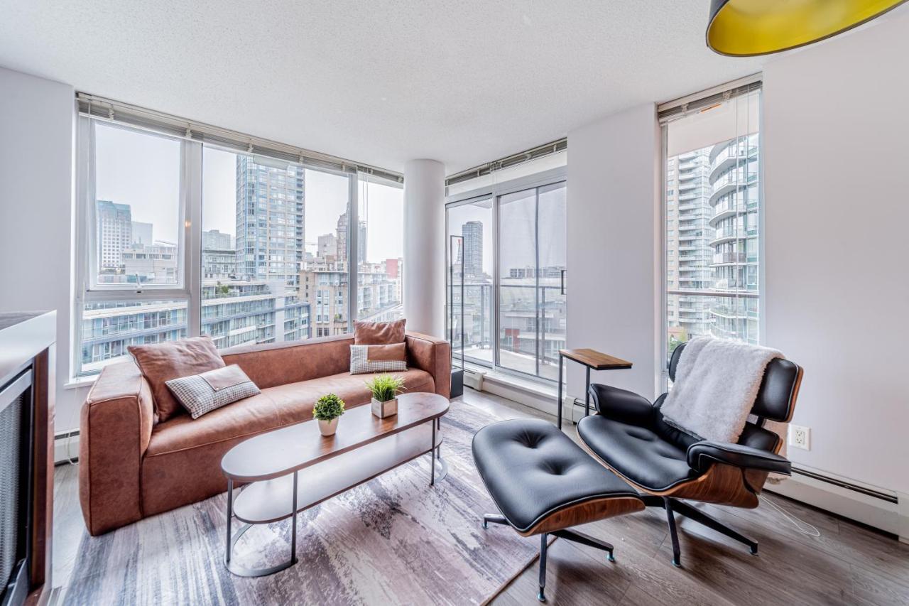 Amazing Views ! Leather Furniture ! Cozy Condo! Apartment Vancouver