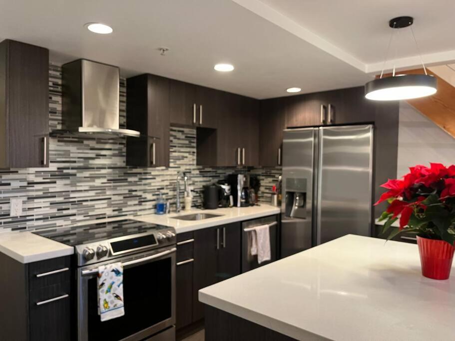 Modern Top-floor 1-bedroom Loft With Free Parking Vancouver