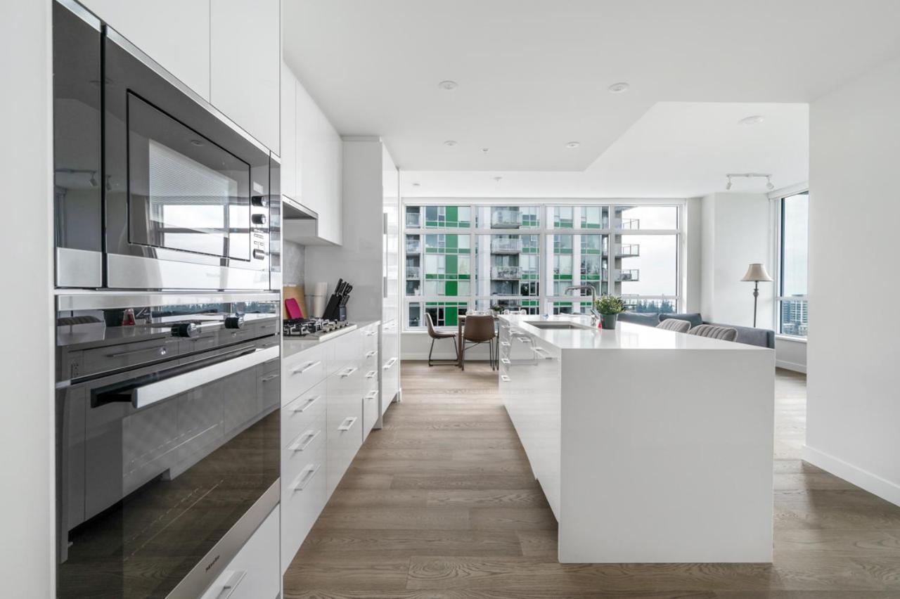 Urban Oasis: Stylish Retreat At Ubc Apartment