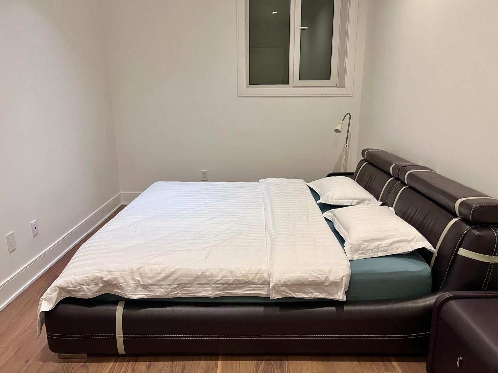 Cozy Bedroom With Private Bathroom In West Homestay Vancouver