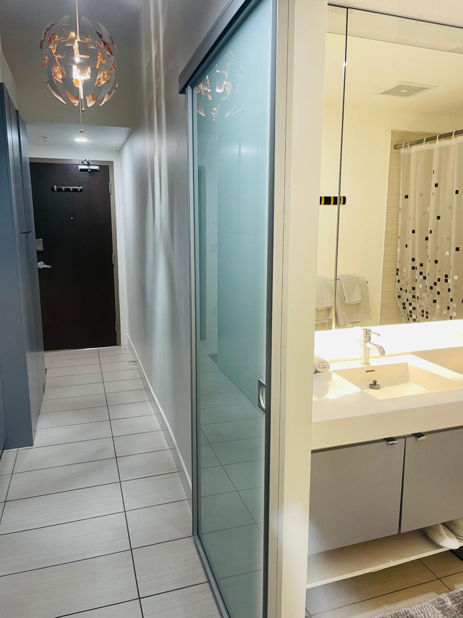 Beautiful Downtown, Mins To Rogers Arena, Stadium, Restaurants, Shops Apartment *