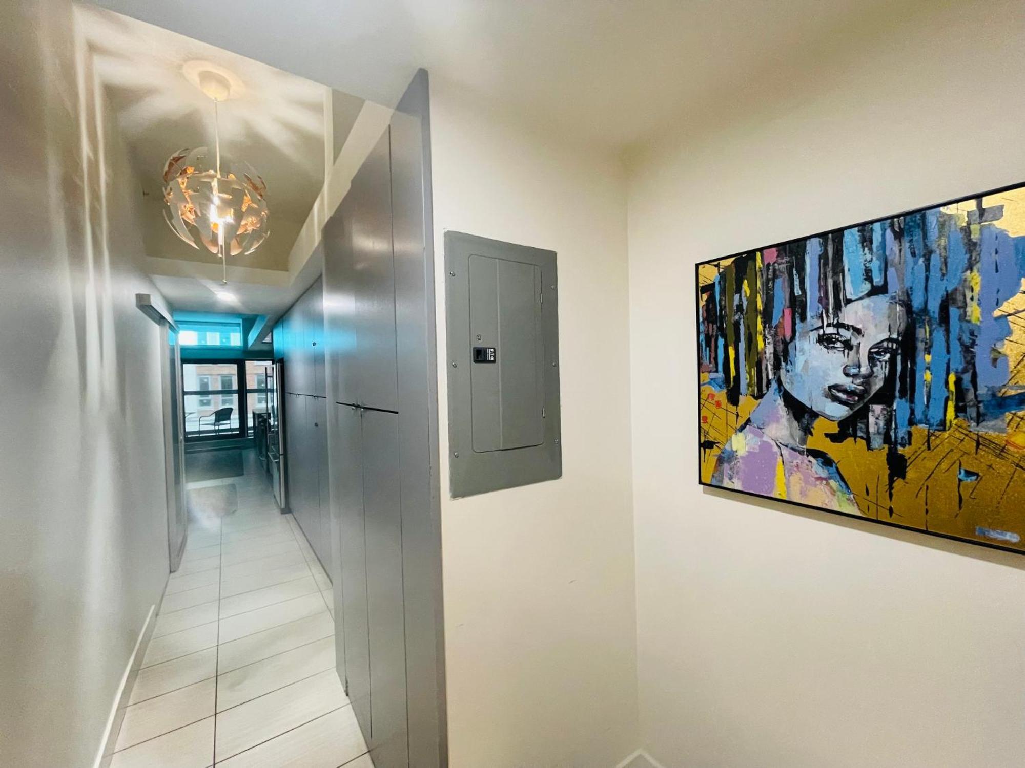 Beautiful Downtown, Mins To Rogers Arena, Stadium, Restaurants, Shops Apartment *