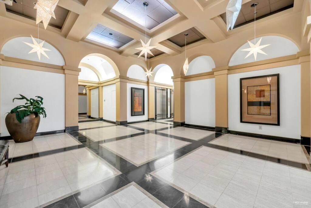 Apartment Modern In The Heart Of Dt Overlooking *