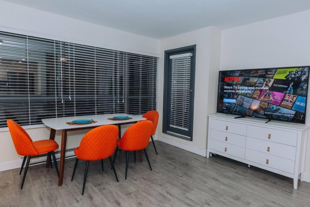 Modern In The Heart Of Dt Overlooking Apartment