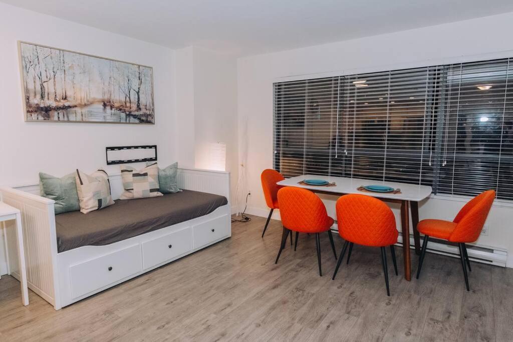 Modern In The Heart Of Dt Overlooking Apartment *