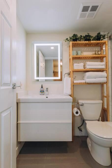 Apartment Modern In The Heart Of Dt Overlooking Vancouver