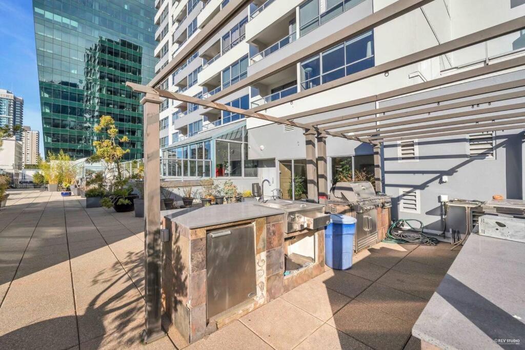 Apartment Modern In The Heart Of Dt Overlooking Vancouver