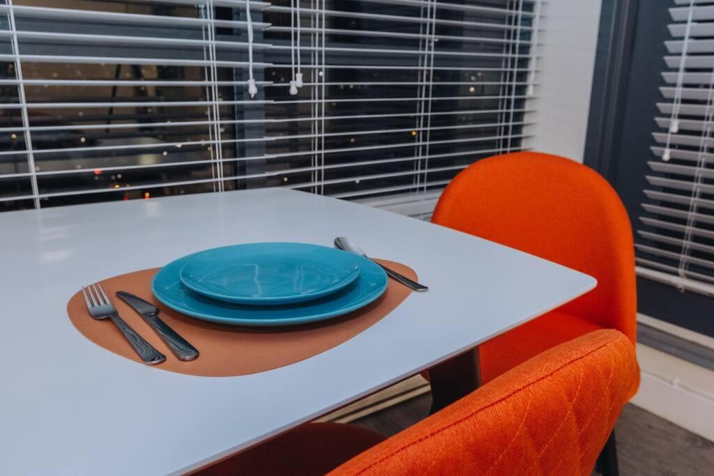 Modern In The Heart Of Dt Overlooking Apartment
