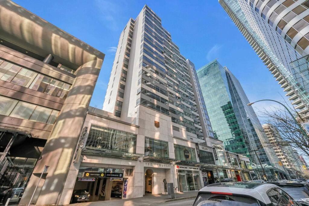 Modern In The Heart Of Dt Overlooking Vancouver