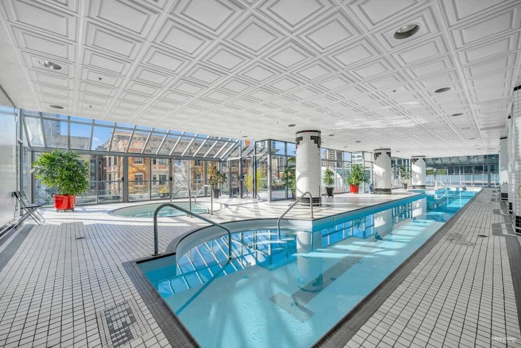Modern In The Heart Of Dt Overlooking Vancouver