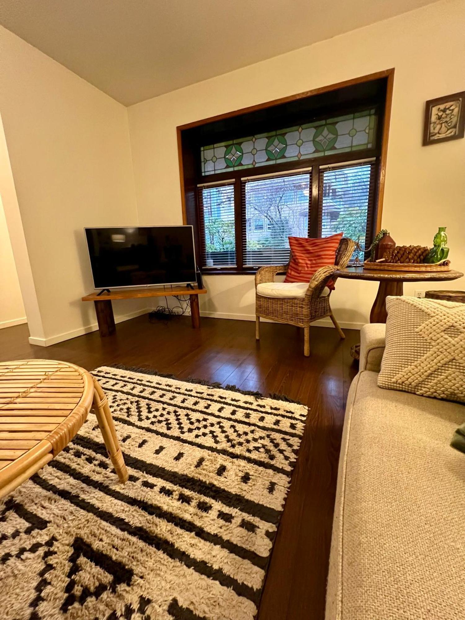 Charming Heritage With Mountain And City Views