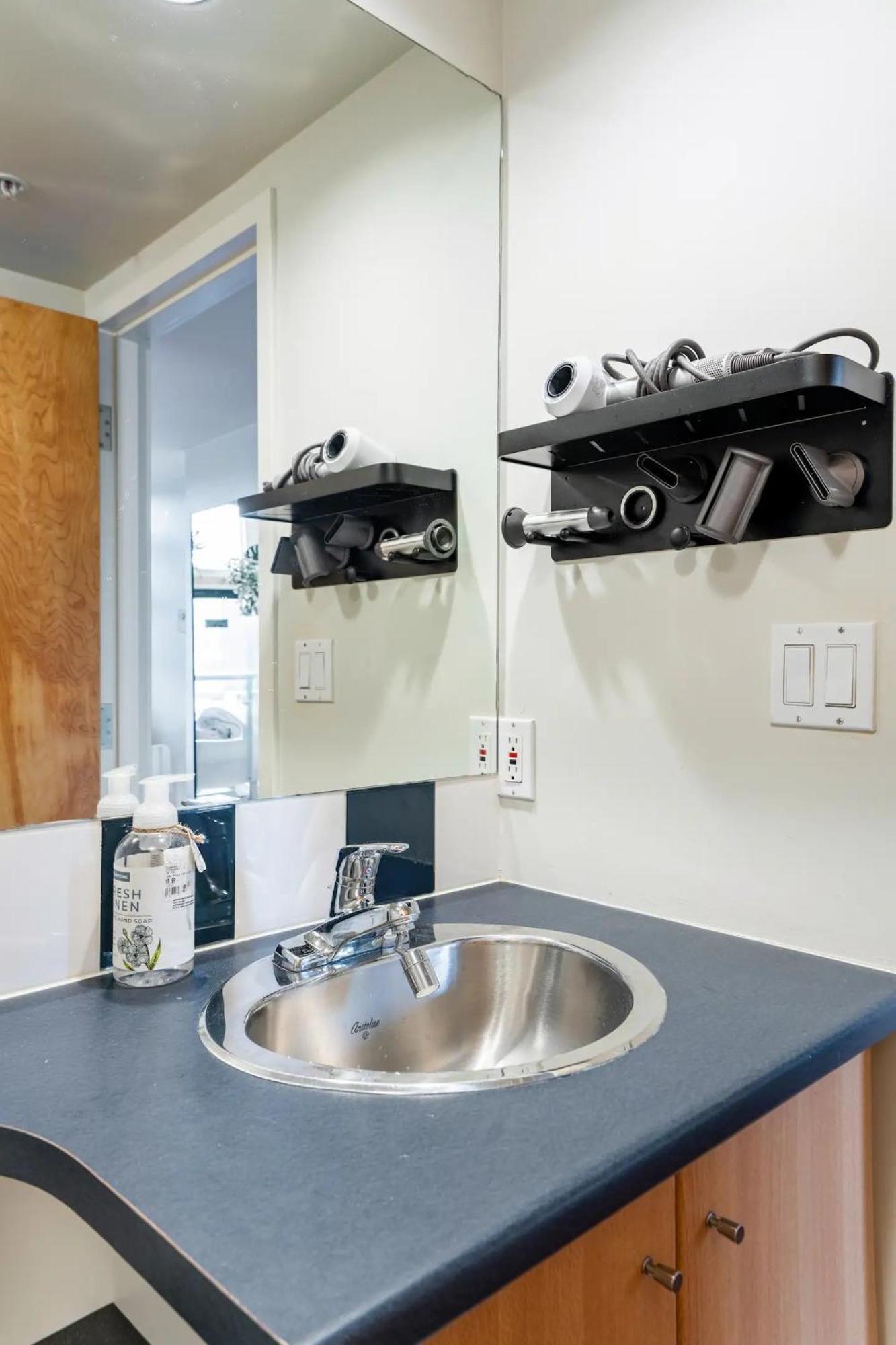 Loft In Downtown With Free Parking * Vancouver