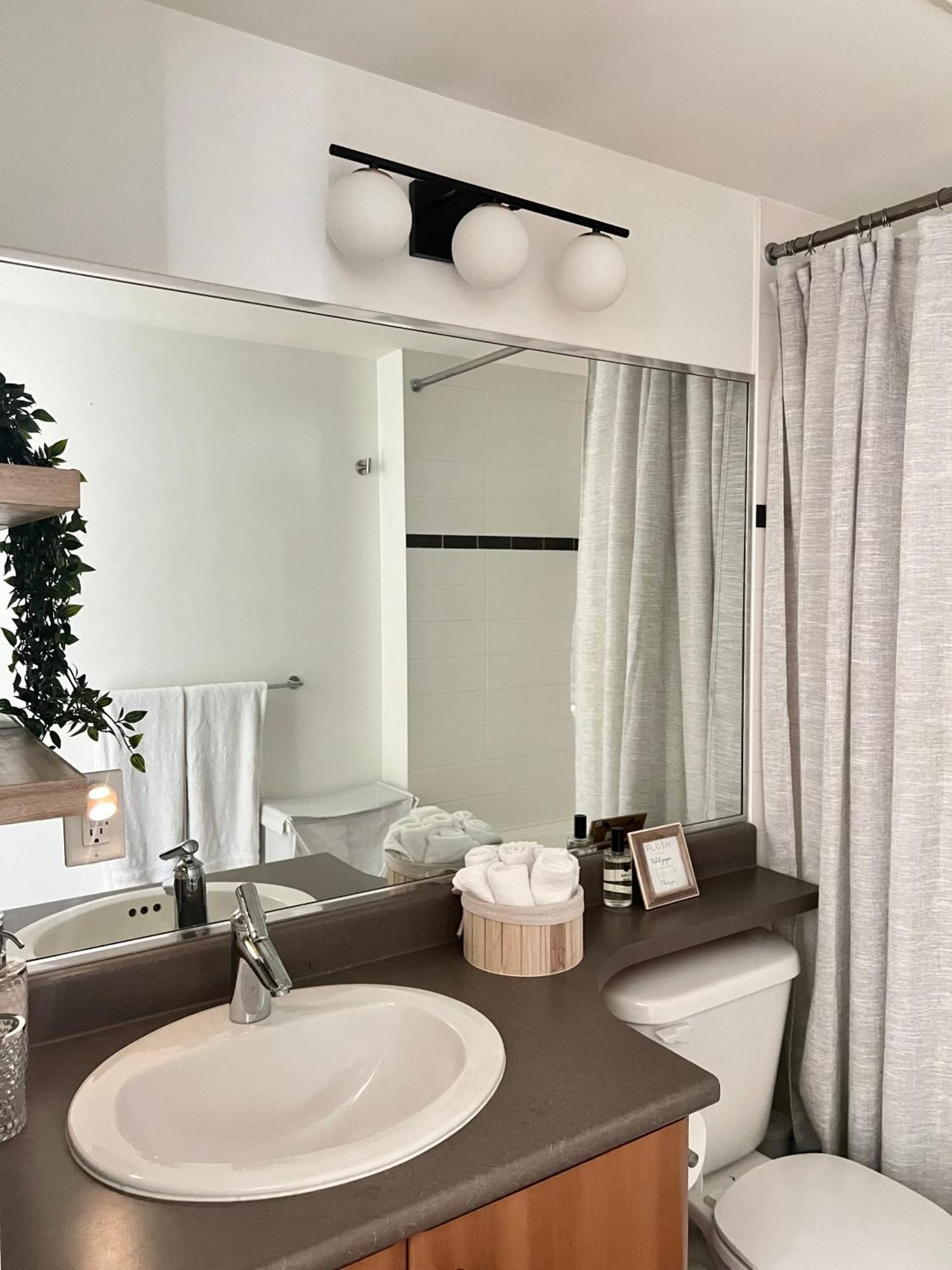 Lovely One-bedroom With Pool, Hot Tub, And Gym In The Heart Of Downtown, Skytrain 3min Away Vancouver