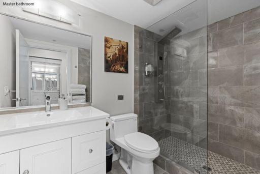 Downtown Water View Condo: Modern 2br With Ac And Parking