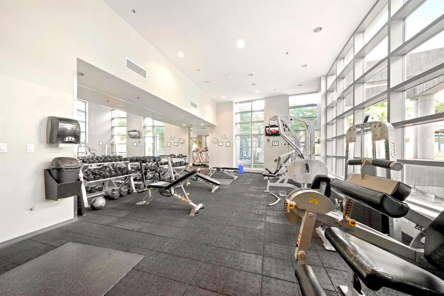 Apartment Downtown Water View Condo: Modern 2br With Ac And Parking