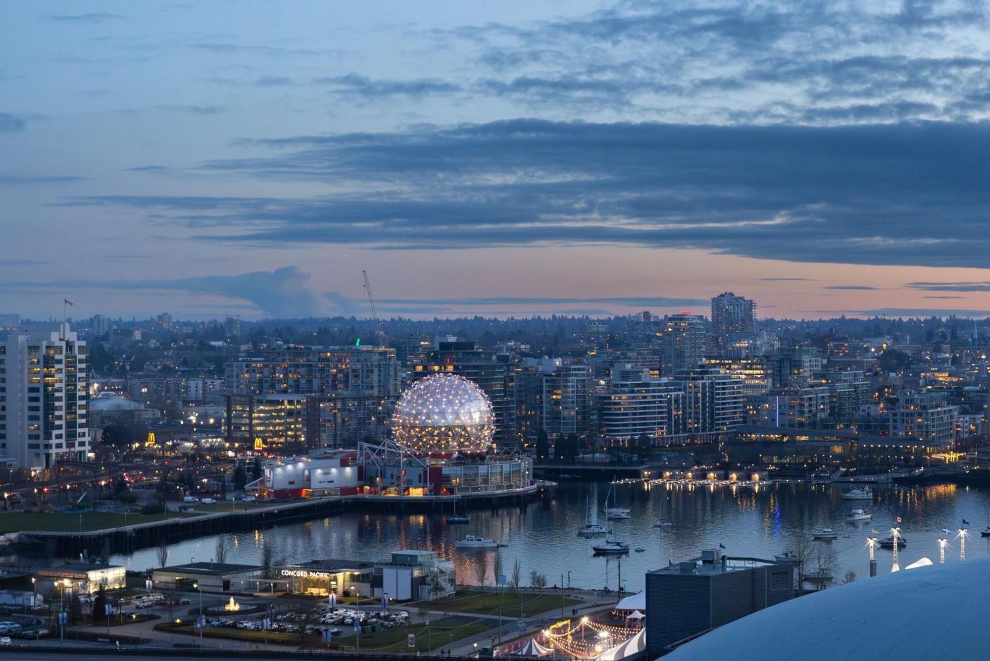Downtown Water View Condo: Modern 2br With Ac And Parking Apartment Vancouver