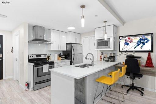 Apartment Downtown Water View Condo: Modern 2br With Ac And Parking Vancouver