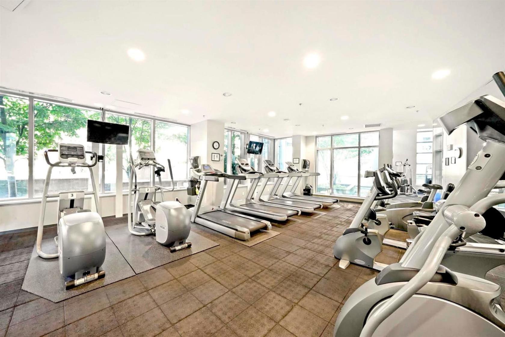 Downtown Water View Condo: Modern 2br With Ac And Parking Apartment Vancouver