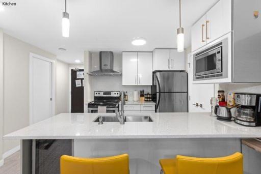 Downtown Water View Condo: Modern 2br With Ac And Parking Apartment
