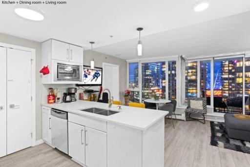 Downtown Water View Condo: Modern 2br With Ac And Parking Apartment *