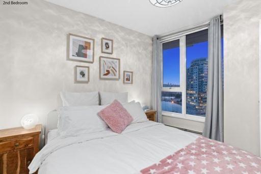 Downtown Water View Condo: Modern 2br With Ac And Parking Vancouver
