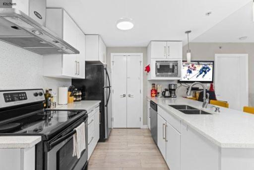 Downtown Water View Condo: Modern 2br With Ac And Parking Apartment