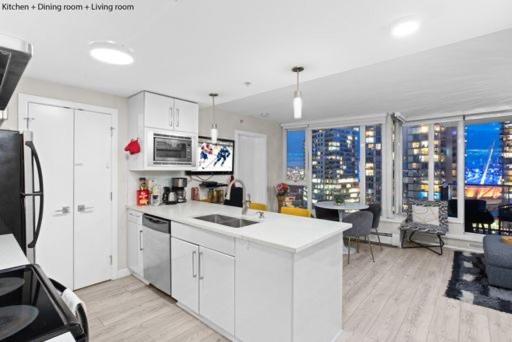 Downtown Water View Condo: Modern 2br With Ac And Parking *