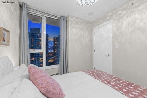 Apartment Downtown Water View Condo: Modern 2br With Ac And Parking *