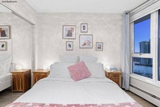 Apartment Downtown Water View Condo: Modern 2br With Ac And Parking Vancouver
