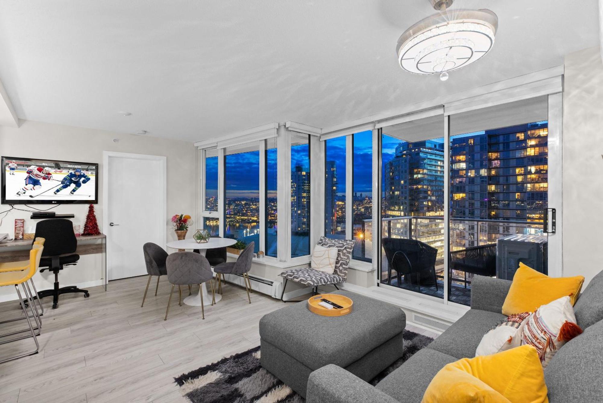 Downtown Water View Condo: Modern 2br With Ac And Parking Apartment