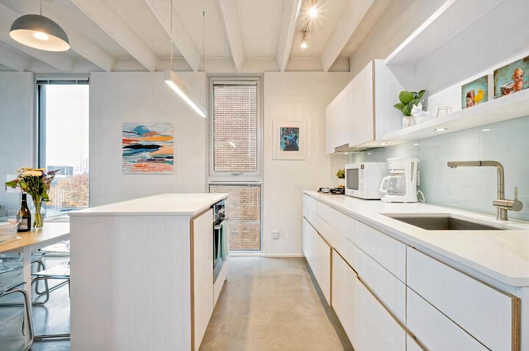 Modern, Bright & 1-bed Downtown Close To Rogers Arena Apartment