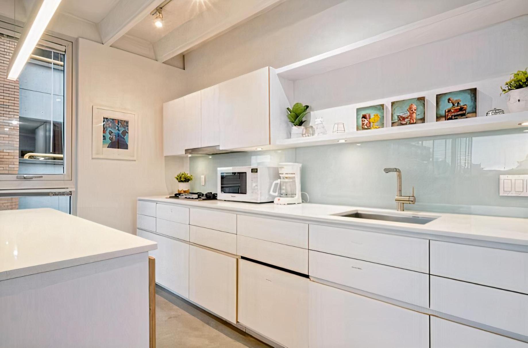Modern, Bright & 1-bed Downtown Close To Rogers Arena Apartment