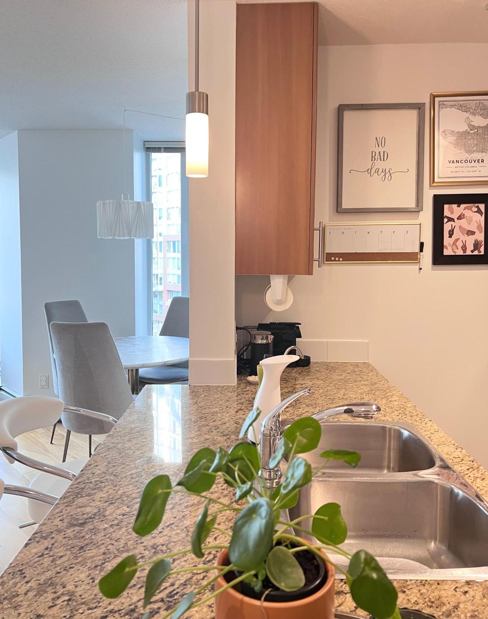 Apartment Lovely One-bedroom With Pool, Hot Tub, And Gym In The Heart Of Downtown, Skytrain 3min Away *