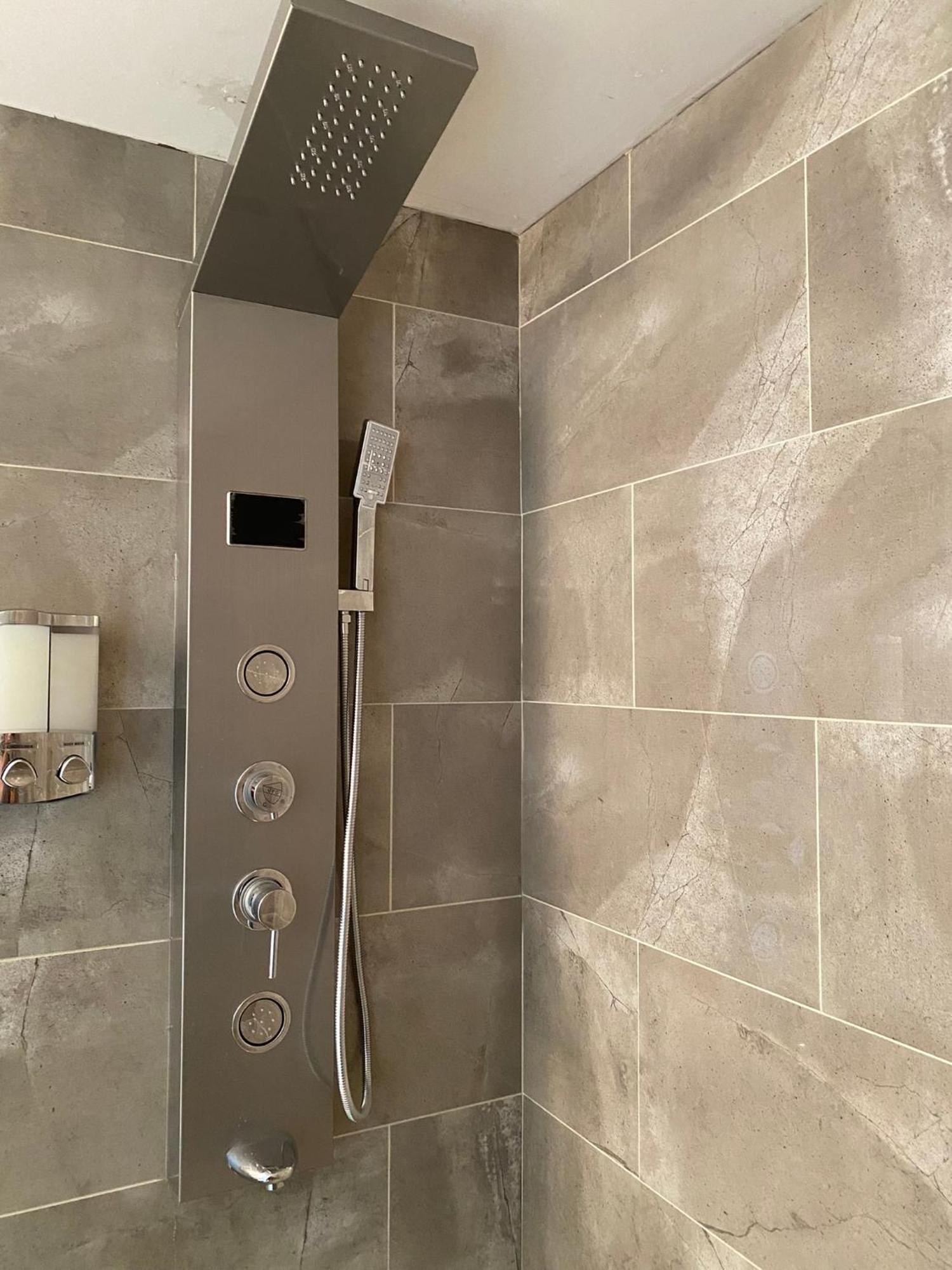 Downtown Water View Condo: Modern 2br With Ac And Parking *