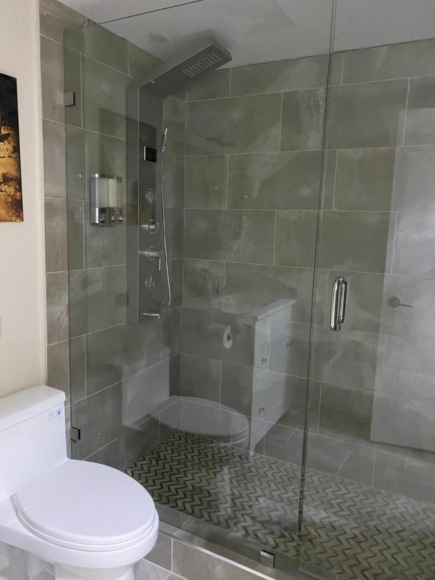 Downtown Water View Condo: Modern 2br With Ac And Parking *